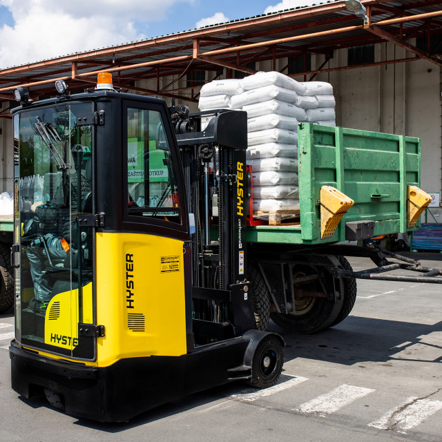 Hyster: Schubmaststapler für den Außenbereich